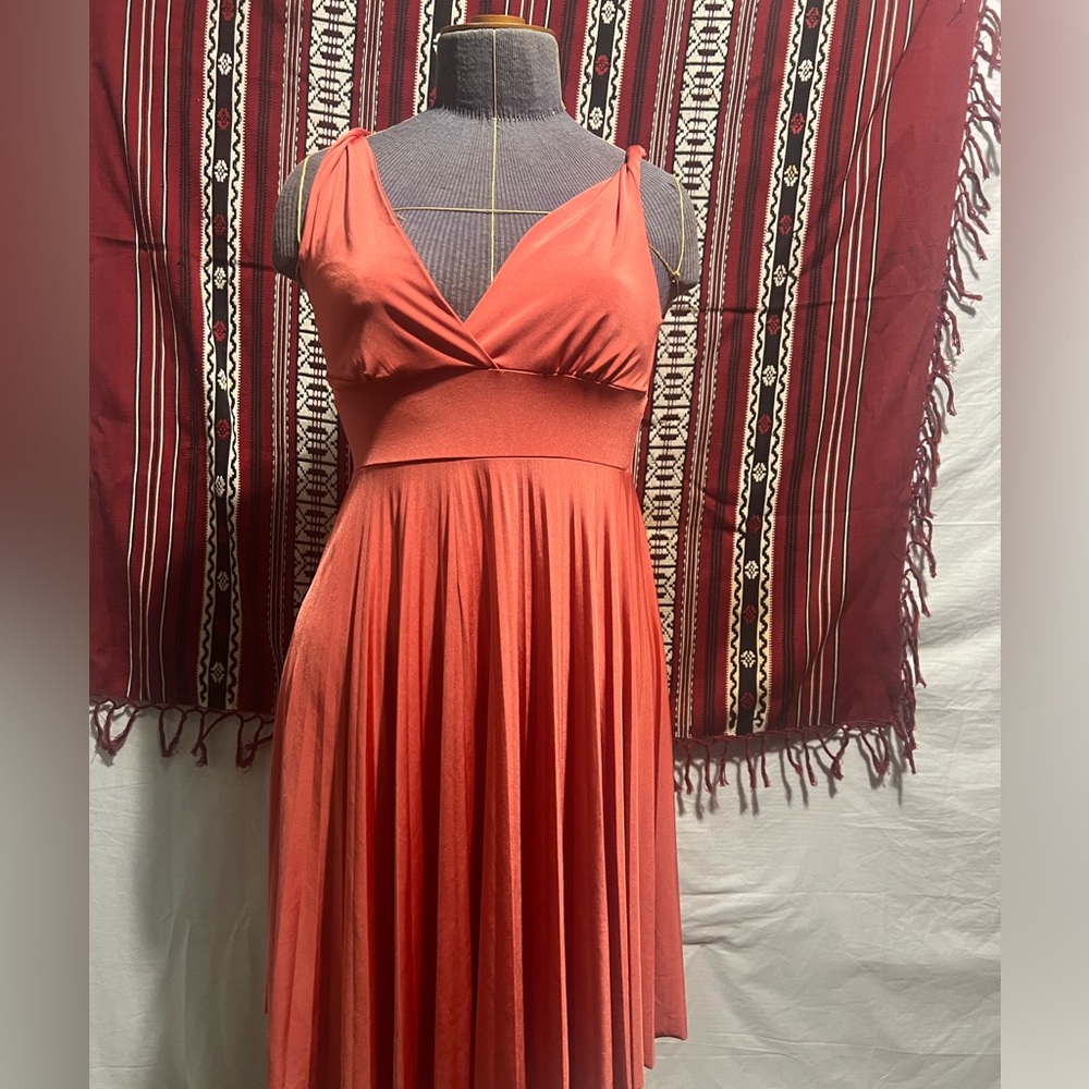 Salmón colored sleeveless petite dress with pleated flair bottom half